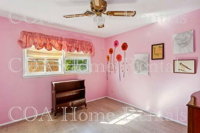 Building Photo - Great East Side Location