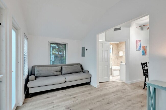 Building Photo - 1115 4th St
