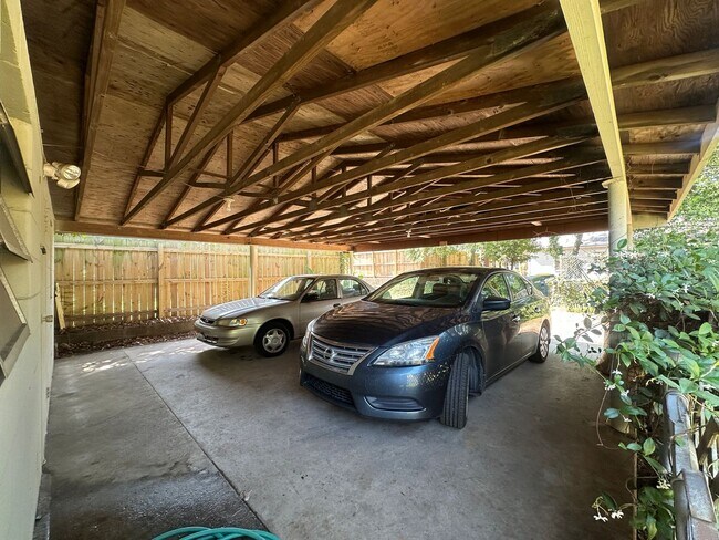 Building Photo - 3 BED | 1 BATH | SPACIOUS GATED BACKYARD |...
