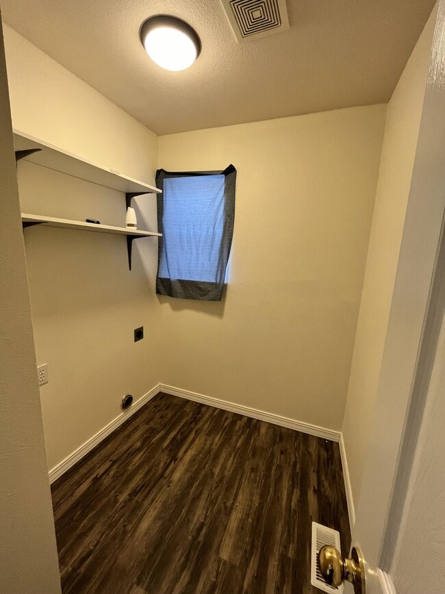 Building Photo - 950 Gregory Ln