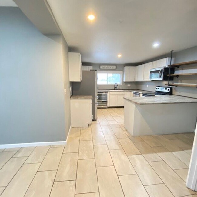 Building Photo - Amazing, Recently Renovated2 Bed 1 Bath Ho...