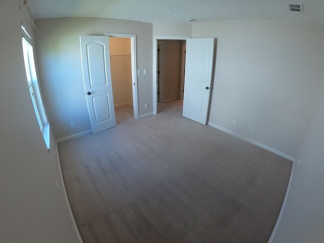 Building Photo - Large 3 Bedroom Home