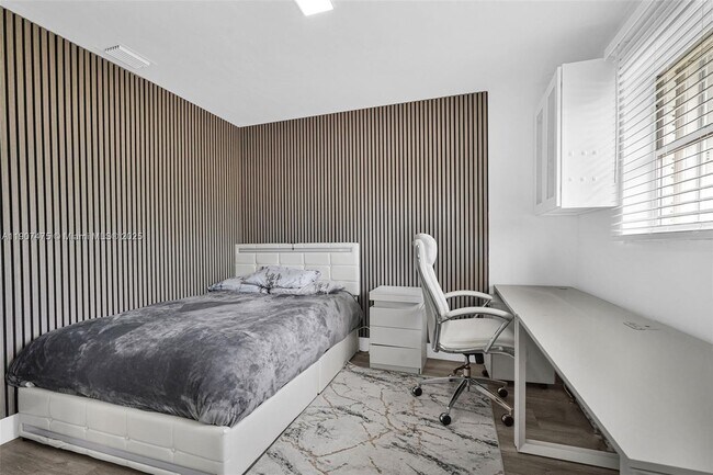 Building Photo - 1420 S 24th Terrace