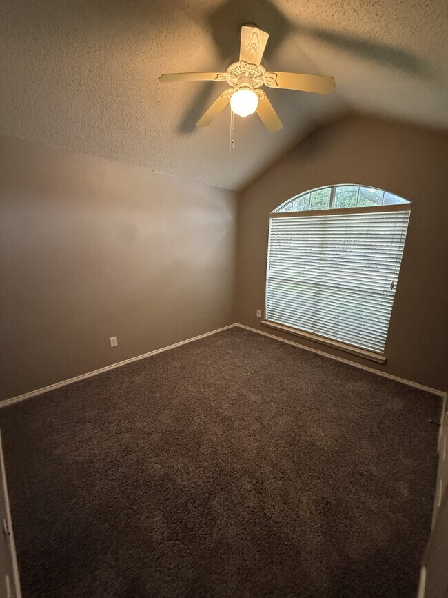 Building Photo - Charming 3 Bedroom Haven with 2 Full Baths in Fort Worth. Spacious 1748 Sq. Ft. Retreat on Comfor...