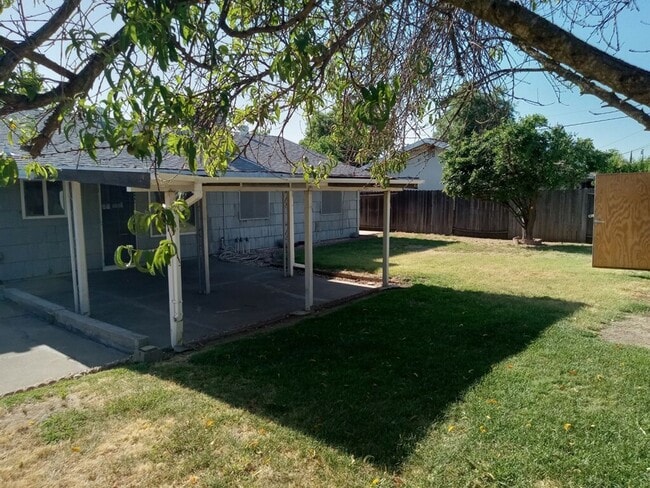 Building Photo - Beautiful No. Highlands 3 Bedroom Remodele...