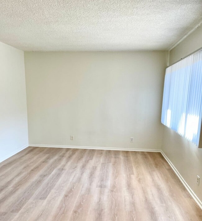 Building Photo - Cozy 1 bedroom unit located in Canoga Park with Laundry On-site and Community Pool!
