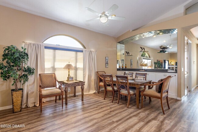 Building Photo - 497 Grandview Ave