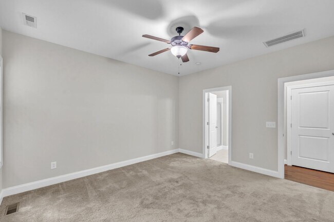 Building Photo - 3 Bedroom Home in Austin Creek! 2 Car Gara...