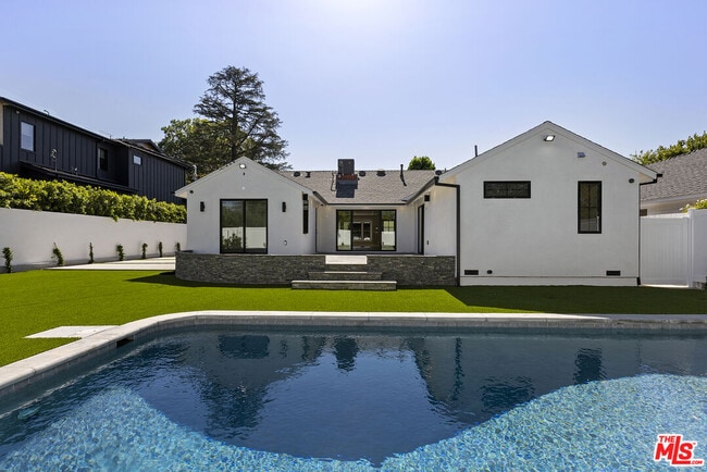 Building Photo - 5000 Noeline Ave