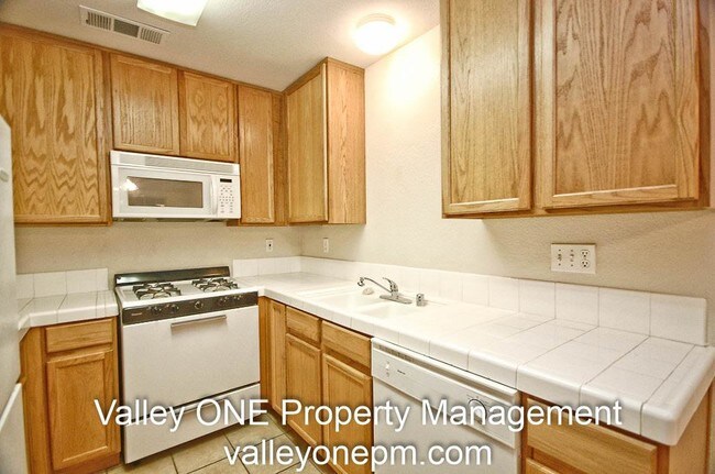 Building Photo - 1120 E Monte Vista Ave, Turlock, CA 95382