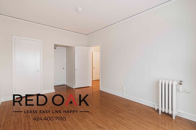 Building Photo - 570 N Rossmore Ave
