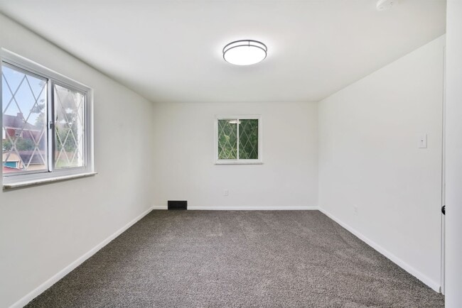 Building Photo - Stunning 3 bedroom home in Duquesne availa...