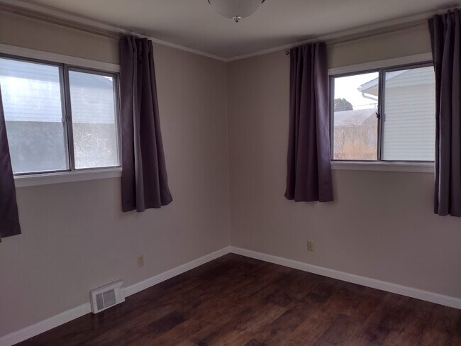 Bedroom - 1111 Clifton St NE