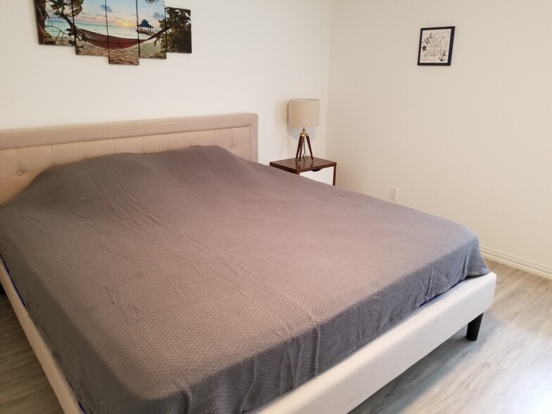 Building Photo - 6646 E Lovers Ln