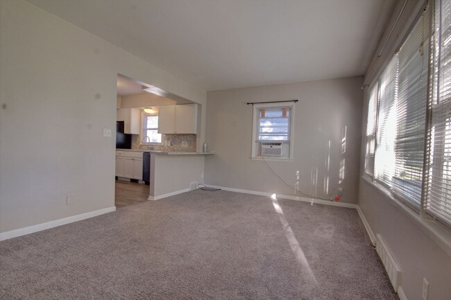 Building Photo - 2 Bed Bettendorf Home