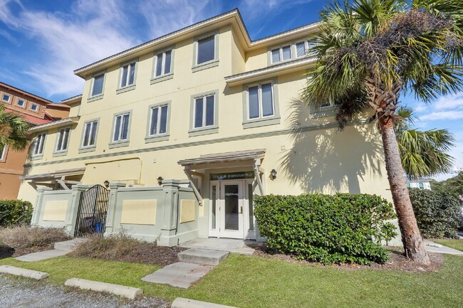 Building Photo - "Elegant 2-Bedroom Condo in Bluffton Villa...