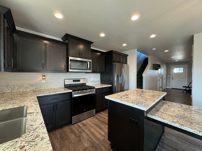 Building Photo - Beautiful 3 Bedroom 2 Story Home in Cul de...