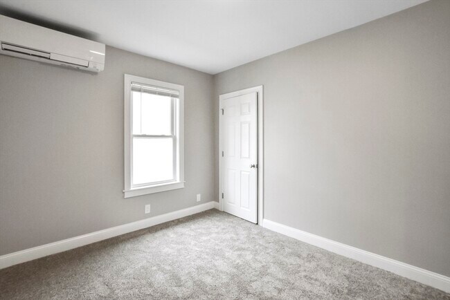 Building Photo - 27 Oak St