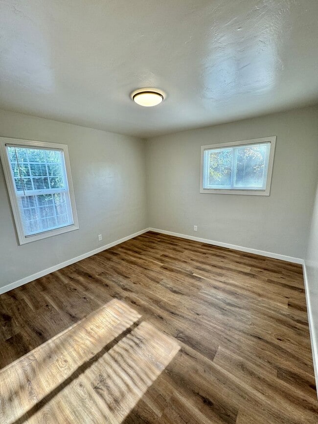 Building Photo - Remodeled 3BD/1BA Single-Family Home – Mov...