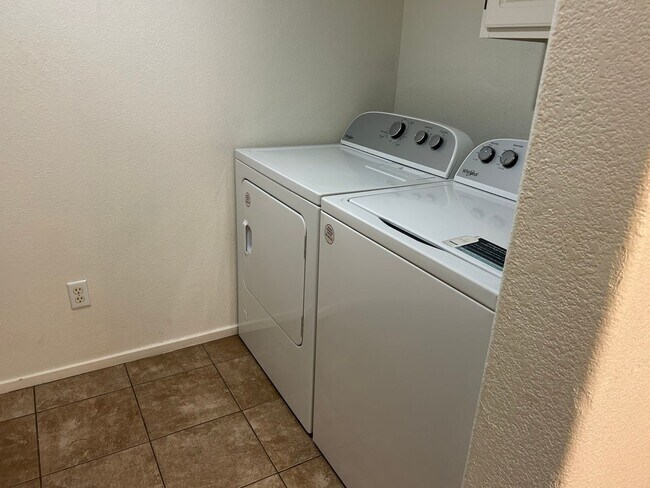 Building Photo - 2 story townhouse