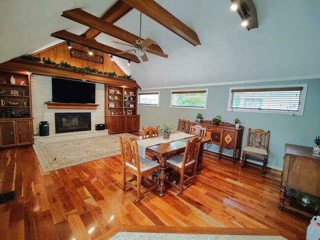 Building Photo - *Beautifully Updated & Spacious 3BD/2BA Si...