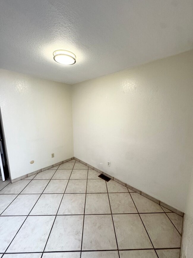 Building Photo - THREE BEDROOM TWO BATH  HOME in the Pocket...