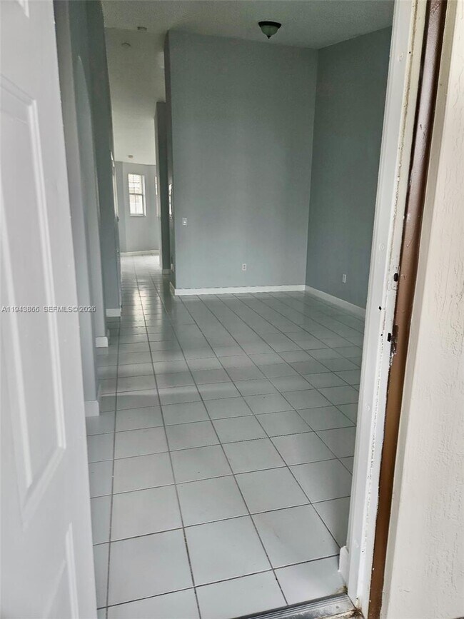 Building Photo - 2908 SE 17th Ave