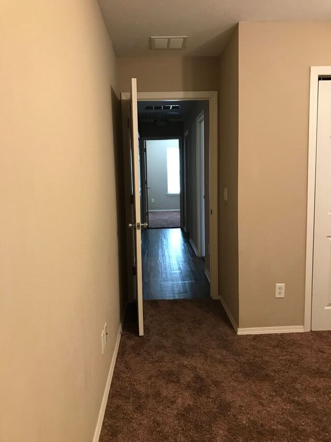 Building Photo - Executive Rental All Brick Home near South...