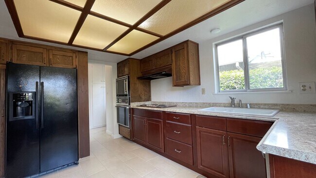 Building Photo - Updated and Renovated 4 Bedroom in Laguna Lake