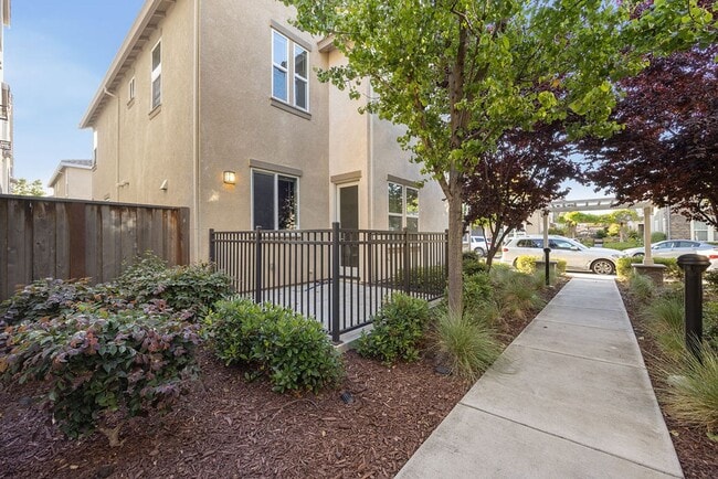 Building Photo - 5Bed/3Ba Home in Quiet Hayward Community w...