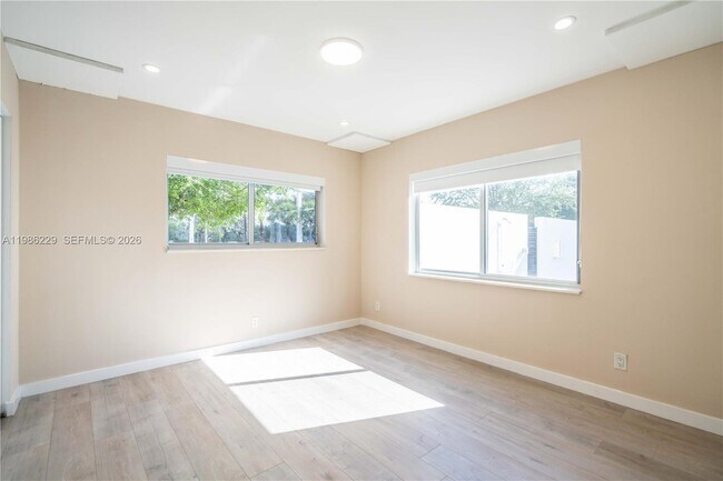 Building Photo - 2400 NE 26th St