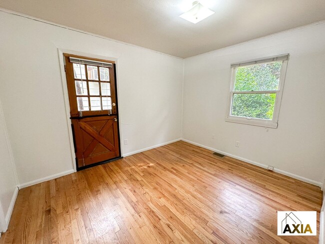 Building Photo - Million Dollar Views for Fall Pre-Lease!