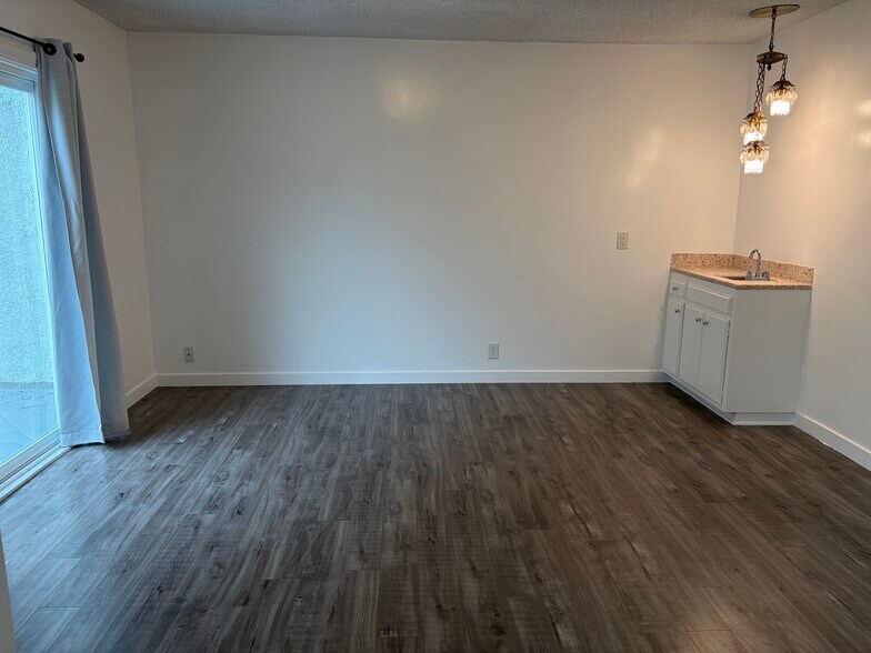 Building Photo - 2346 Kerwood Ave