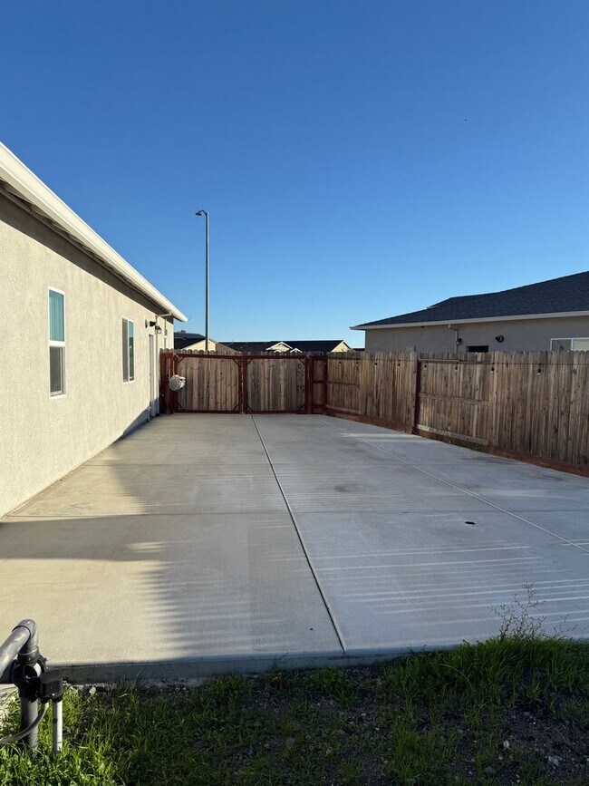 Building Photo - Beautiful 3 bedroom 2 bath w/Pool available in Orland!