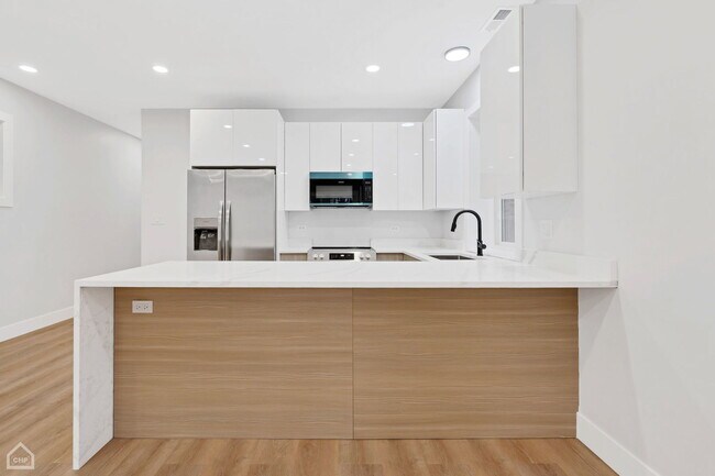 Building Photo - 2132 S Fairfield Ave
