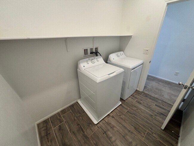 Building Photo - Charming 3-Bedroom Home with Spacious Back...