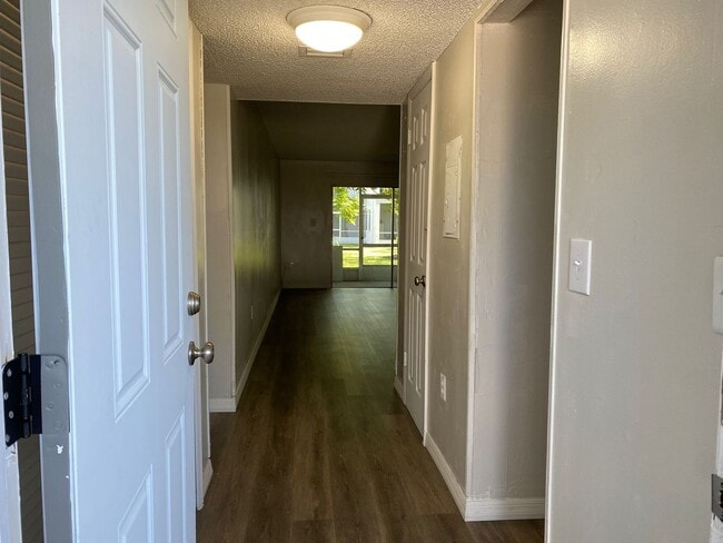 Building Photo - Apartment For Rent 2 bed / 2 bath