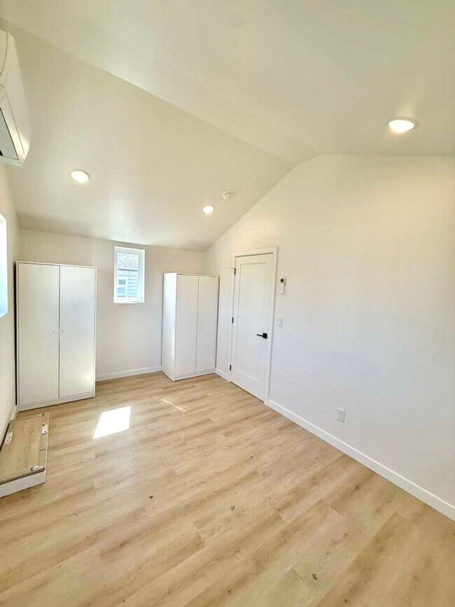 Building Photo - Arbor Heights 2-Bedroom Home in a Prime Location