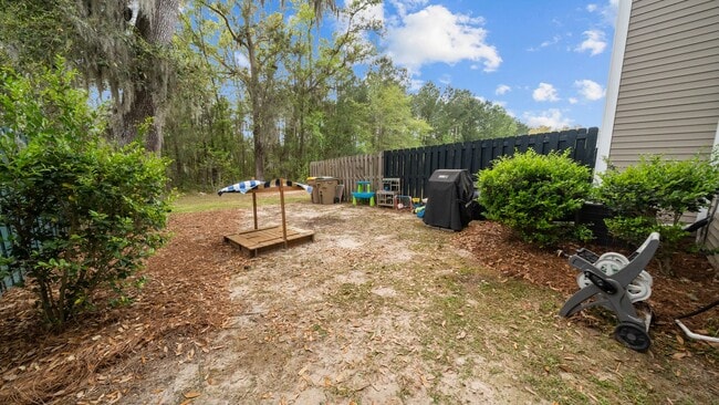 Building Photo - Stylish 3 Bedroom Home in in The Commons – Richmond Hill Living at Its Finest