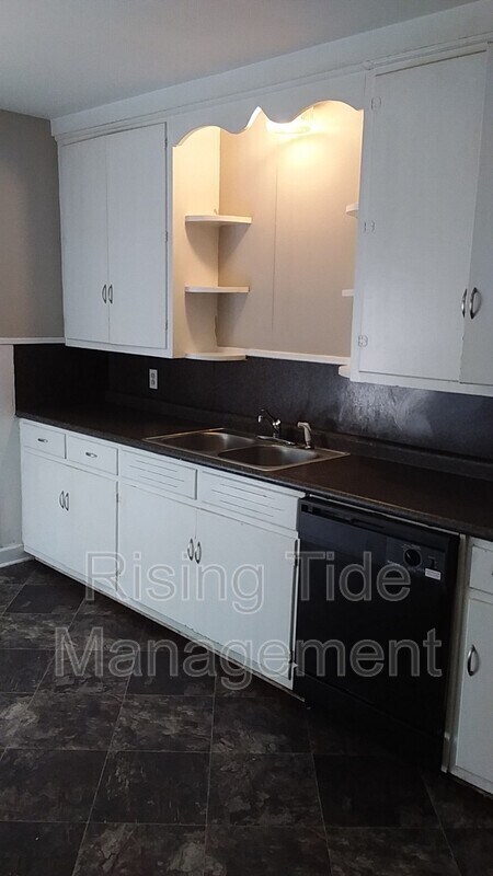 Building Photo - 229 Pinewood Ave