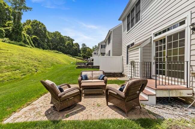 Building Photo - 19 Dennis Ln