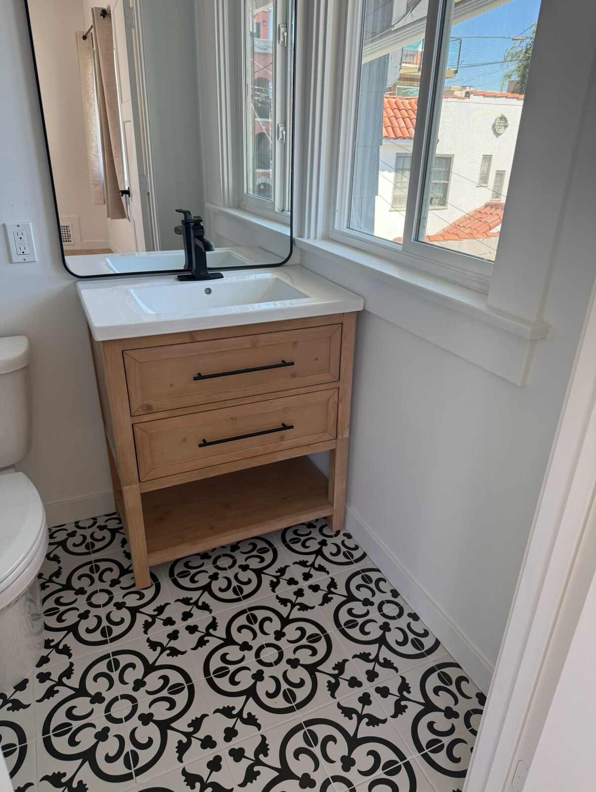 Building Photo - 2427 3rd Ave