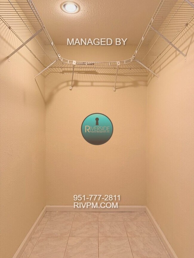 Building Photo - Single story large corner lot home in Jurupa Valley ready for move-in!