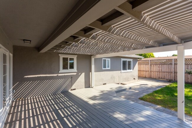 Building Photo - GORGEOUS Remodeled and Upgraded Beautiful ...