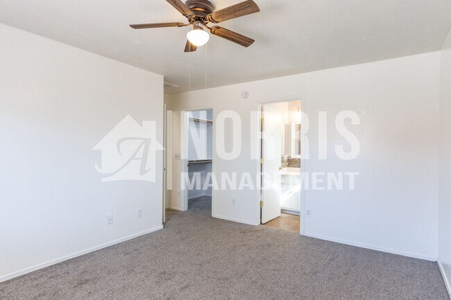 Building Photo - Great Home Located in Town with a Pool