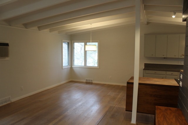 Building Photo - Updated 4 bed/2 bath Mid-Century Home - Pr...