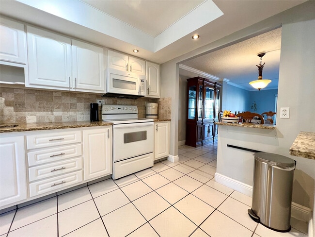 Building Photo - 400 Golden Isles Dr