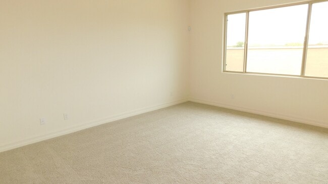 Building Photo - Beautiful home with generation suite in gated community