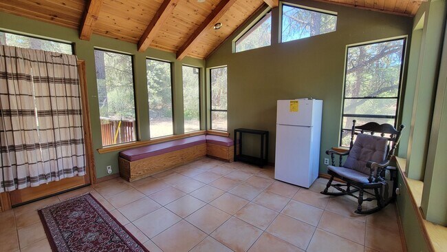 Building Photo - Spacious 6 Bedroom 5 Bathroom Within Walki...
