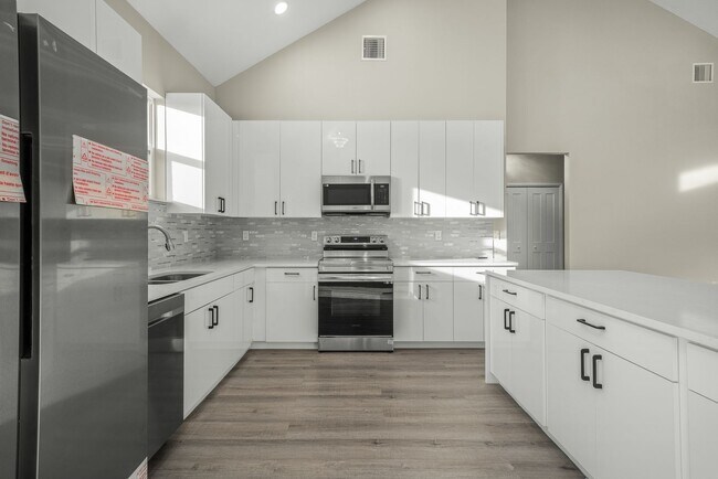 Building Photo - 3 Bedroom Home Located In The Sun N Lake Golf Community